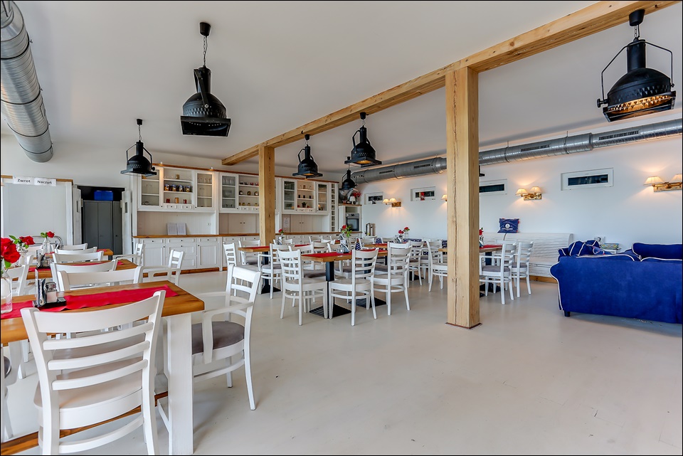 kanapa, kwiaty, fotografia wnętrz, czerwień, stylowe lampy, stoliki i krzesła, zdjęcia wnętrz, sesja restauracja